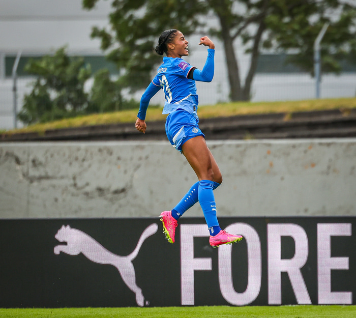 Sveindís fagnar marki með íslenska landsliðinu.