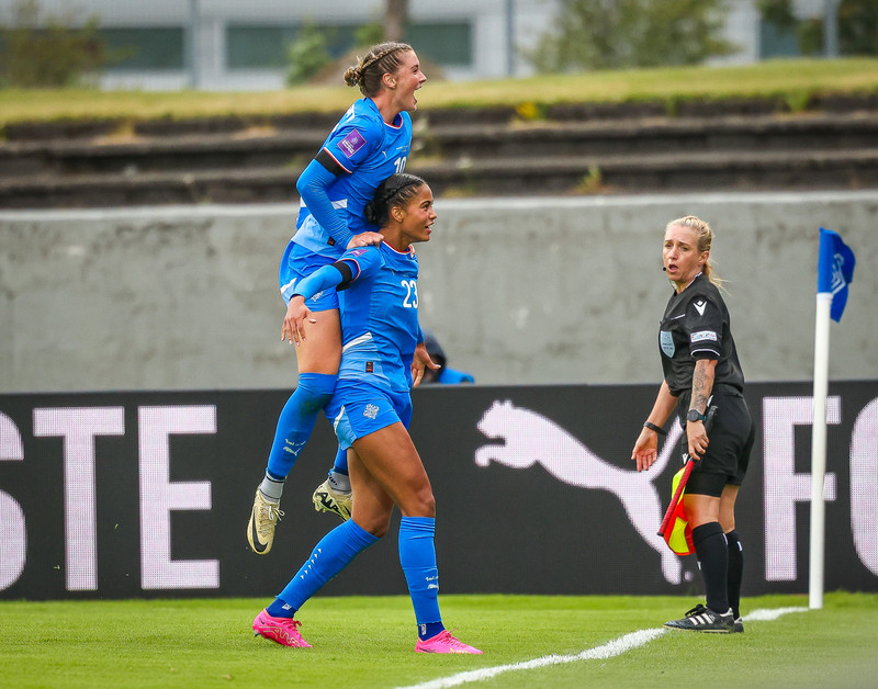 Karólína Lea og Sveindís Jane fagna marki gegn Sviss.
