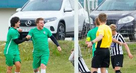 KFK dregur sig úr keppni - Úlfarnir og Afríka upp um...