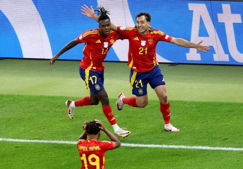 Nico Williams og Mikel Oyarzabal fagna í kvöld