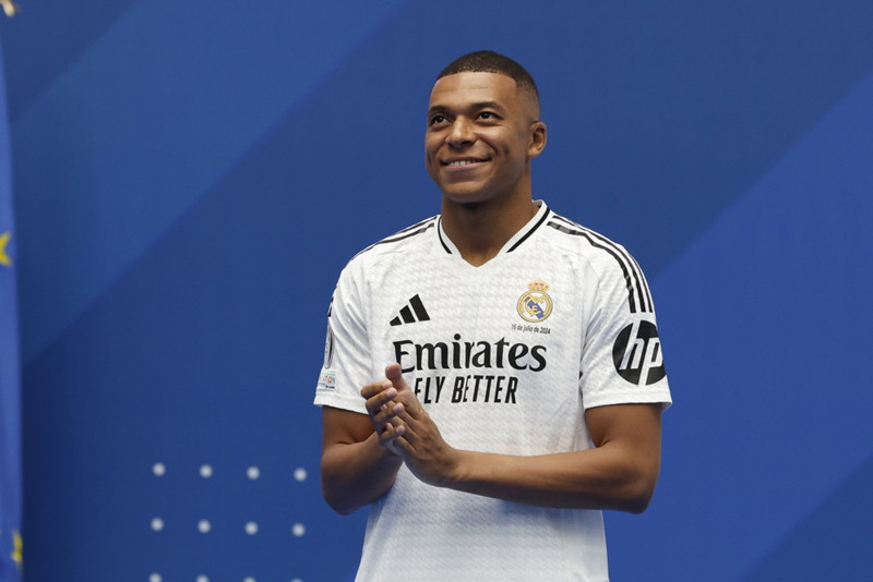 Mamma táraðist á kynningu Mbappe - 80 þúsund manns mættu