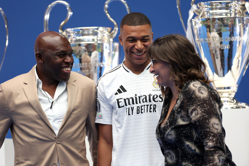 Mbappe ásamt foreldrum sínum.