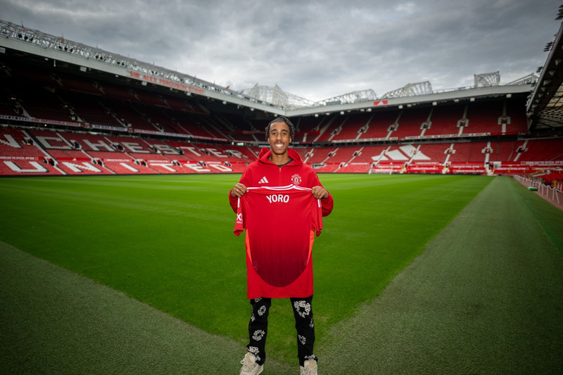 Yoro í skýjunum með skiptin - „Ótrúlegur heiður að skrifa undir hjá Man Utd“