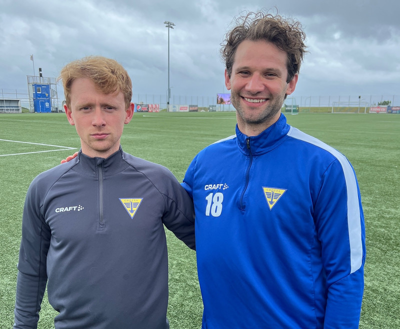 Rasmus og þjálfarinn Chris Brazell.