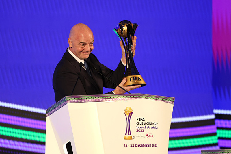Gianni Infantino forseti FIFA með verðlaunagripinn sem keppt er um á HM félagsliða.