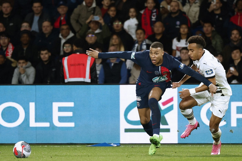 Doué hér í baráttunni við Kylian Mbappé. Nú fær Doué það erfiða verkefni að leysa hann af hólmi úti á vinstri kantinum.