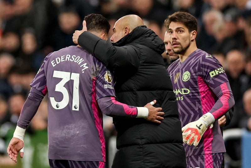 Ederson og Pep Guardiola.