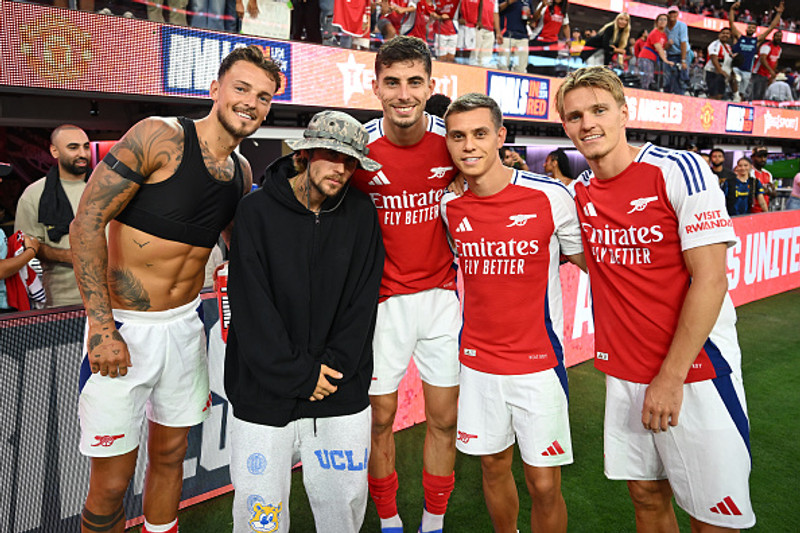 Justin Bieber mætti á leikinn og heilsaði upp á leikmenn Arsenal