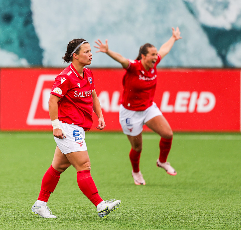 Katie Cousins fagnar marki sínu í kvöld.