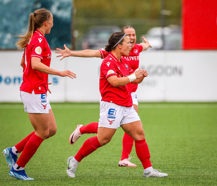 Katie Cousins fagnar marki sínu í gær.