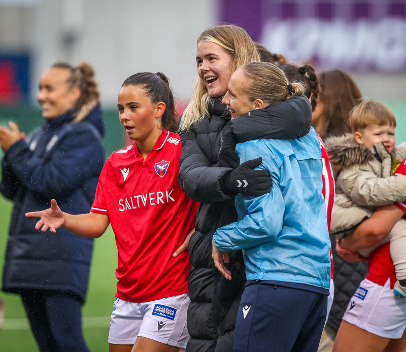 Arna Sif og Þórdís Hrönn eftir leikinn í gær.