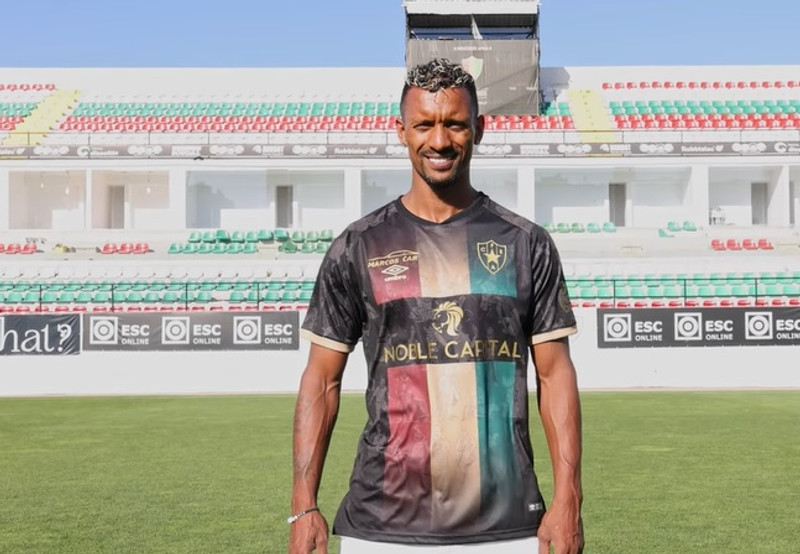 Nani í glæsilegri treyju Estrela da Amadora.
