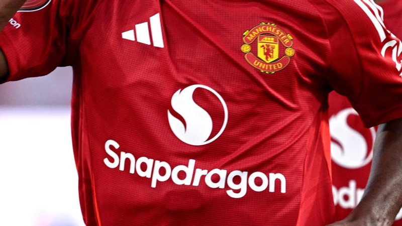 Snapdragon eru framan á treyju Manchester United.