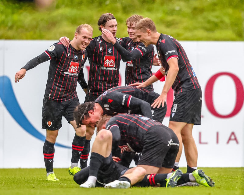 Víkingur er í dauðafæri á að komast í deildarkeppni Sambandsdeildarinnar.