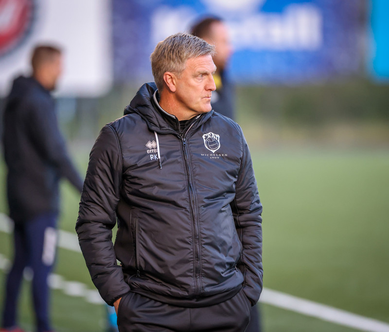 <b>Rúnar Kristinsson</b> - Vann allt sem hægt var að vinna sem þjálfari KR og gerði gott mót framan af með Fram síðasta sumar. Hefur einnig þjálfað erlendis. Er goðsögn í íslenskum fótbolta og spilaði á sínum tíma 104 landsleiki.