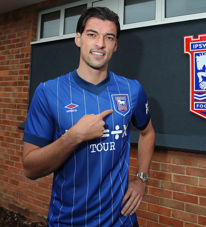 Ipswich keypti miðvörðinn Jacob Greaves frá Hull City.