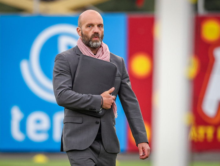 Arnar með þjálfaramöppuna.