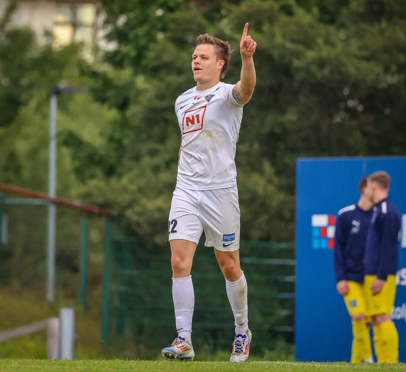 Oliver Heiðars æfir á Englandi
