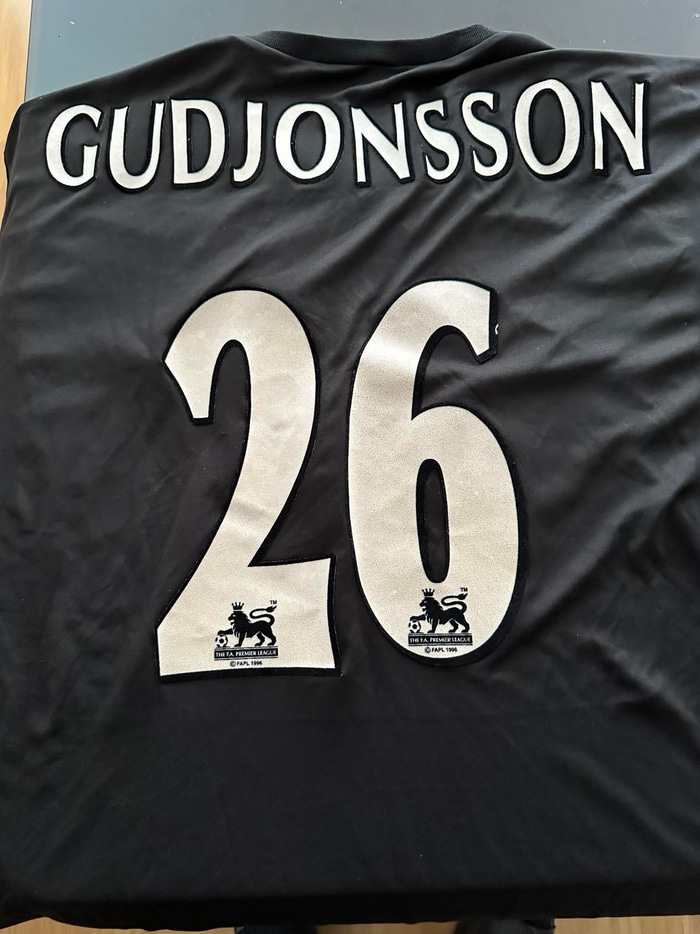 Treyja sem Jóhannes Karl Guðjónsson lék í hjá félaginu.