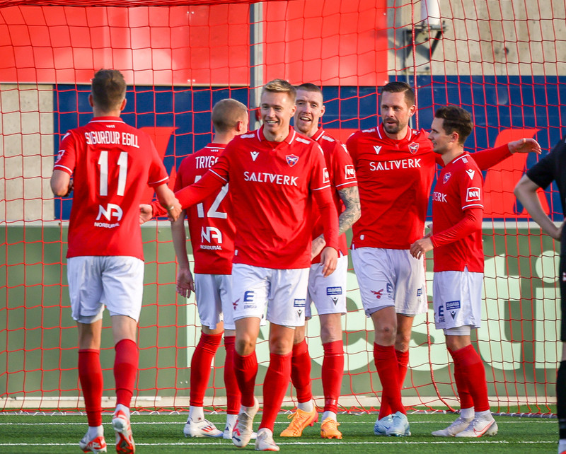 Valur fagnar marki.