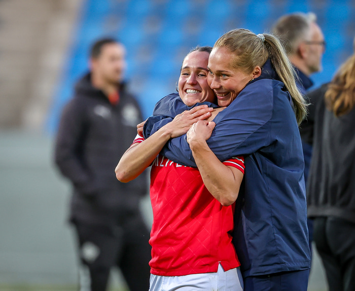 Adda knúsar hér Fanndísi Friðriksdóttur, leikmann Vals.