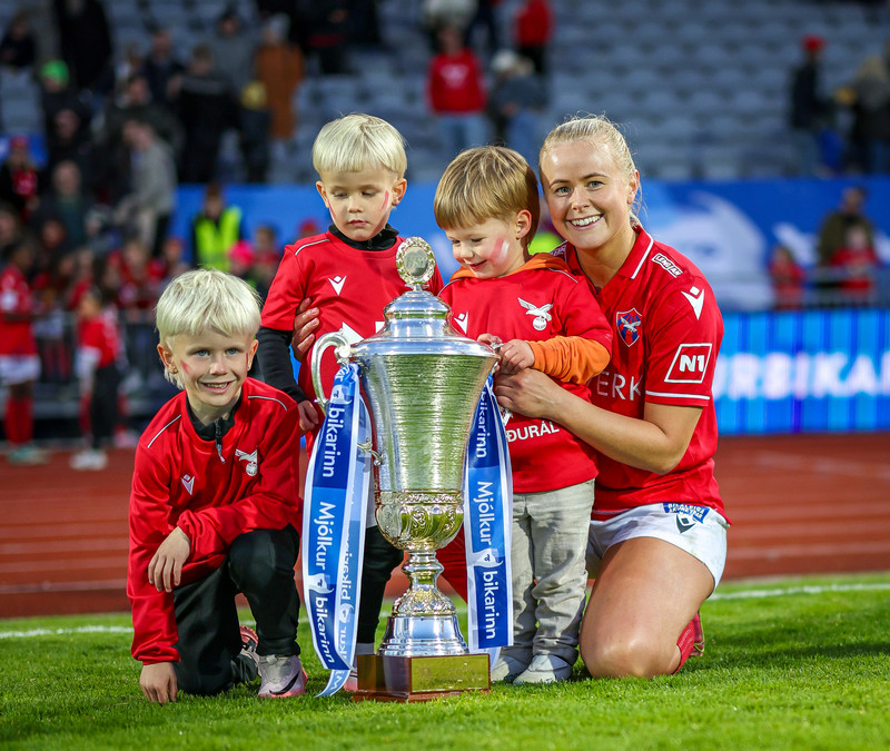 Jasmín riftir við Val