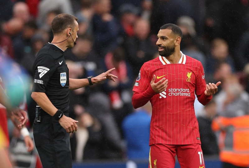 Mo Salah spjallar við dómarann.