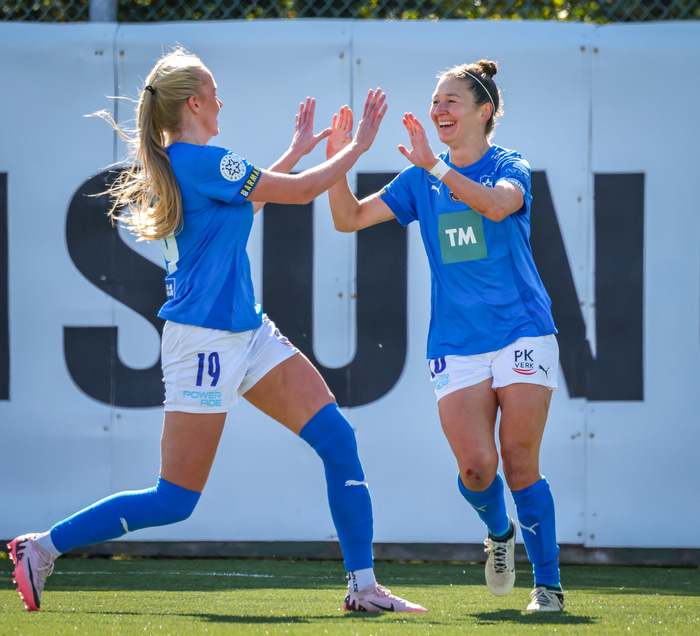 Hrefna Jónsdóttir fagnar hér með Jessicu í sumar.