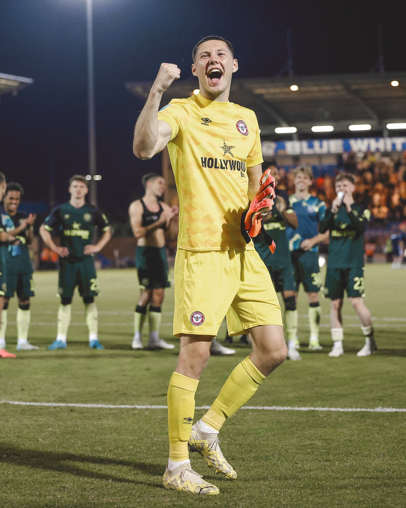 Hákon Rafn er í rammanum hjá Brentford