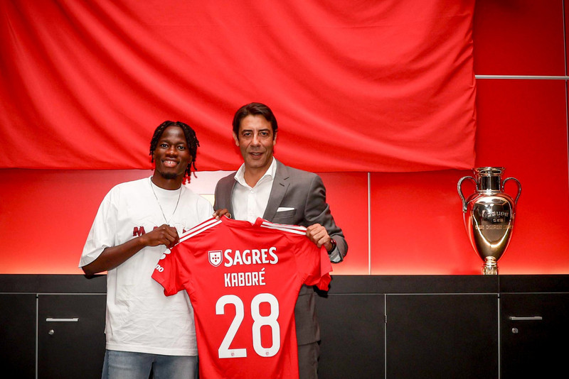 Man City lánar Kabore til Benfica (Staðfest)
