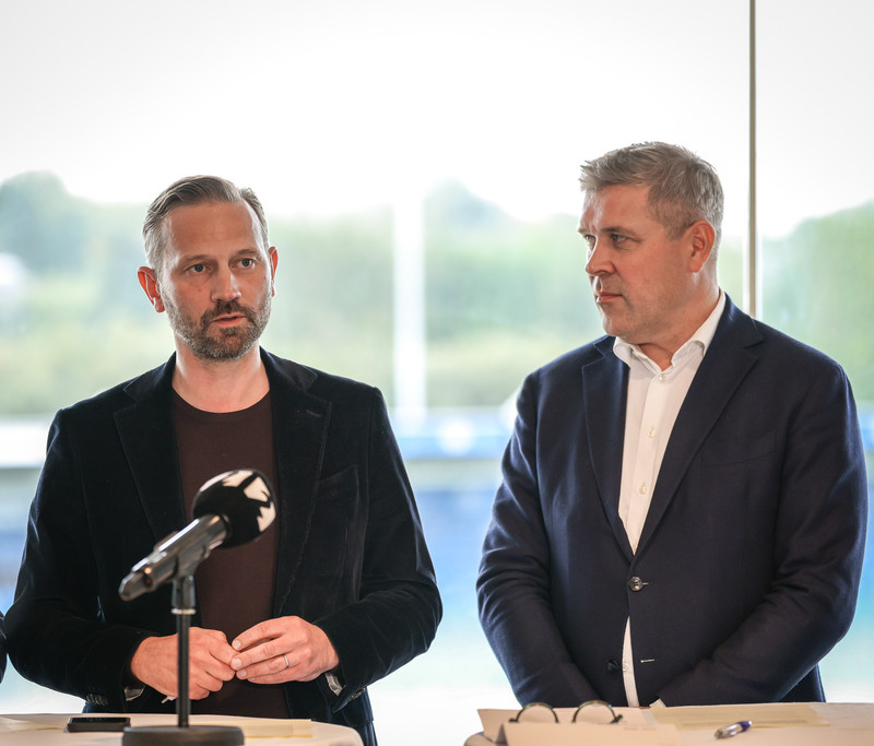 Einar Þorsteinsson borgarstjóri og Bjarni Benediktsson forsætisráðherra í Laugardalnum í vikunn. Þeir þurfa að vinna hratt til að tryggja að heimaleikir Víkings fari fram á Íslandi.