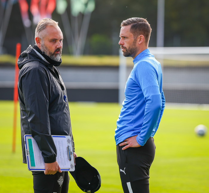 Davíð Snorri Jónasson, aðstoðarlandsliðsþjálfari, ræðir við Gylfa.