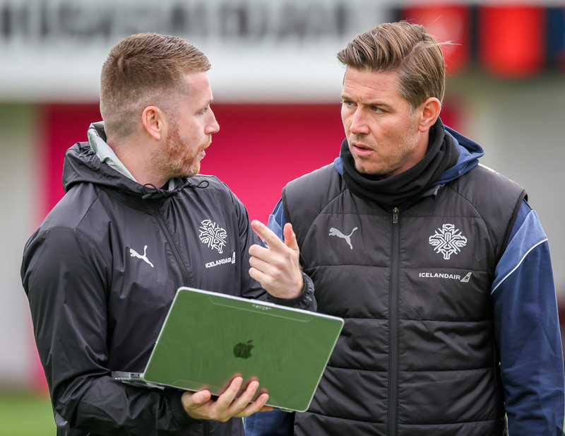 Ólafur Ingi Skúlason (til hægri) er þjálfari U21 landsliðið.