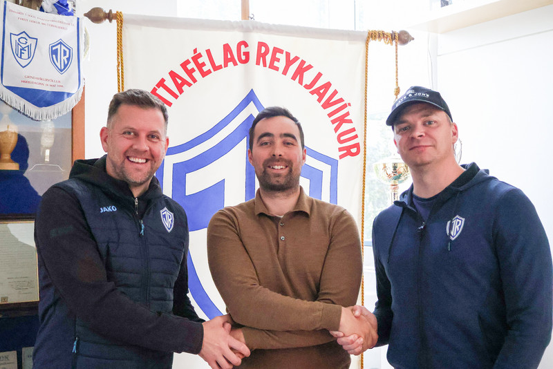 Jóhann og Árni ásamt Axeli Kára, formanni knattspyrnudeildar ÍR.