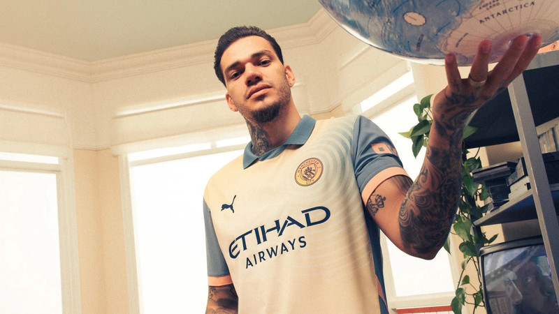 Ederson í Oasis treyjunni.