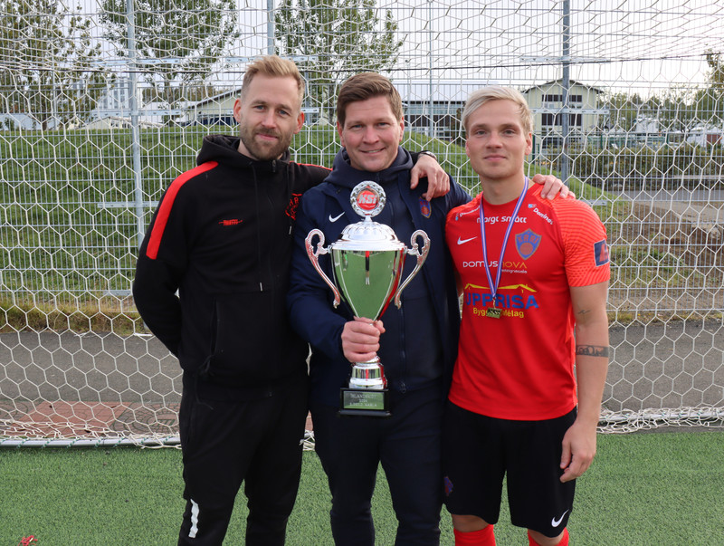 Andri Júlíusson, þjálfari, Sveinbjörn Geir Hlöðversson, formaður, og Marinó Hilmar, leikmaður.