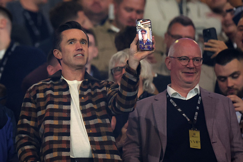 McElhenney var með Reynolds í beinni í símanum.