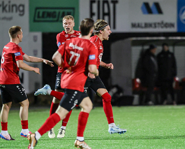 Elmar Daði fagnar markinu sínu í kvöld. hann endaði kvöldið svo á rauðu spjaldi.