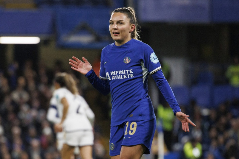 England: Meistararnir byrja á sigri