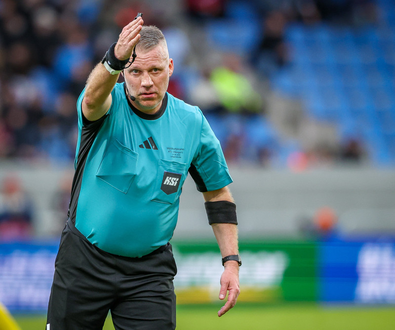 Pétur dæmdi bikarúrslitaleik KA og Víkings í fyrra.