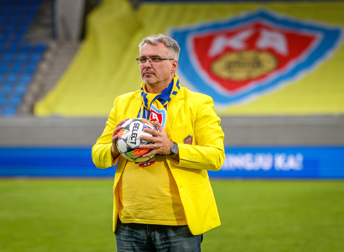 Gætti boltans eins og um sjálfan bikarinn væri að ræða.