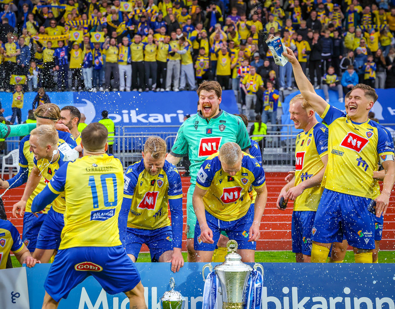 Bikarmeistaratitlinum fagnað í fyrra.