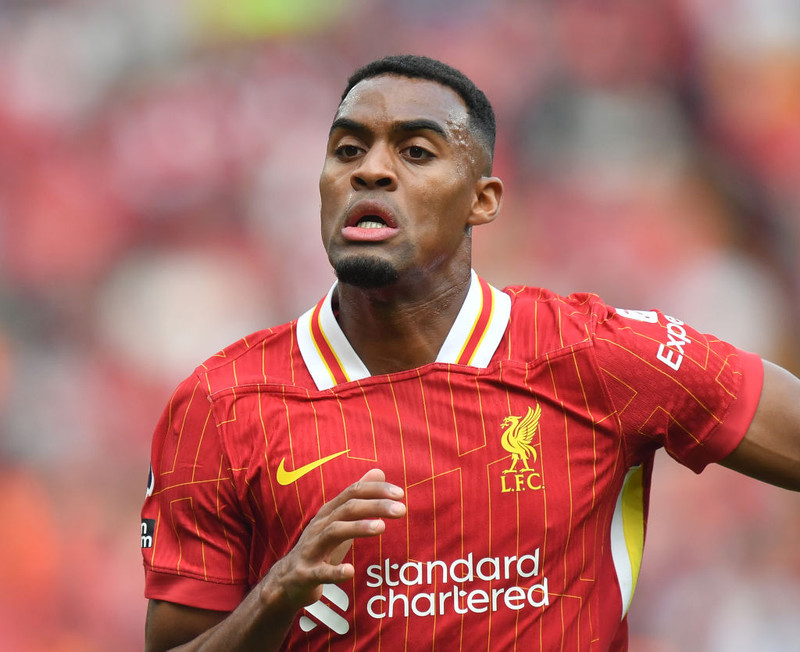 <b>Miðjumaður: Ryan Gravenberch (Liverpool)</b> - Hann var frábær spilandi djúpur á miðjunni og virðist vera búinn að leysa vandræði Liverpool á miðjunni eftir að félaginu mistókst að kaupa Martin Zubimendi í sumar.