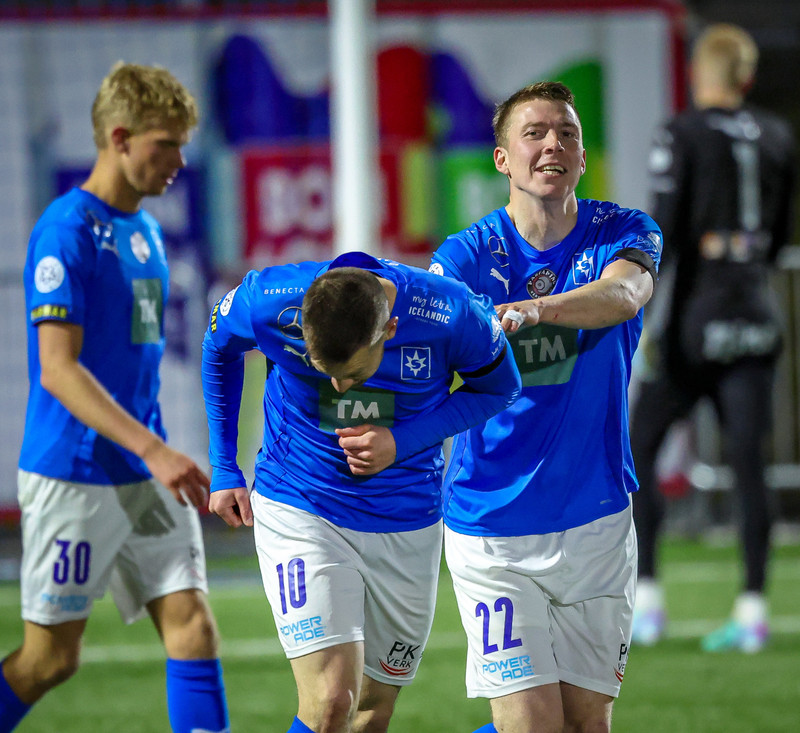 Emil rekur hann svo í átt að stúkunni.