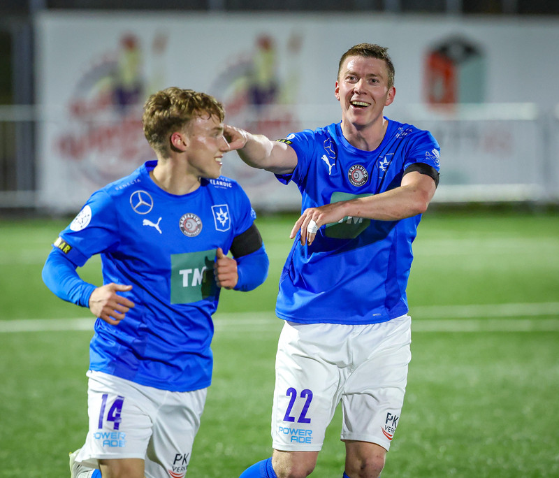 Emil mættur, rekur hann í átt að stúkunni.