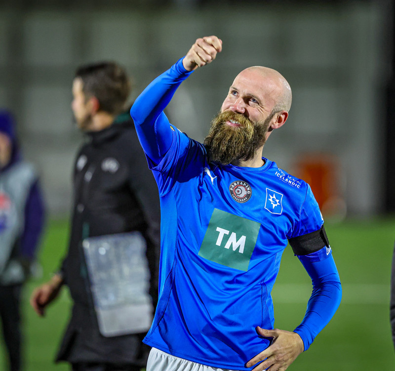 Daníel Laxdal slíðrar sverðið
