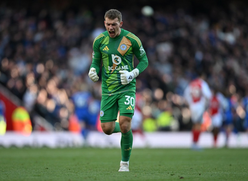 <b>Markvörður: Mads Hermansen (Leicester City)</b> - Átti fimm heimsklassa markvörslur gegn Arsenal. Þó lið hans hafi á endanum tapað þá kemst Daninn í lið umferðarinnar.