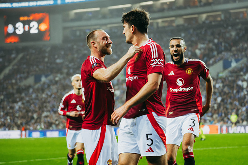 Man Utd fagnar marki á Drekavöllum í gær.