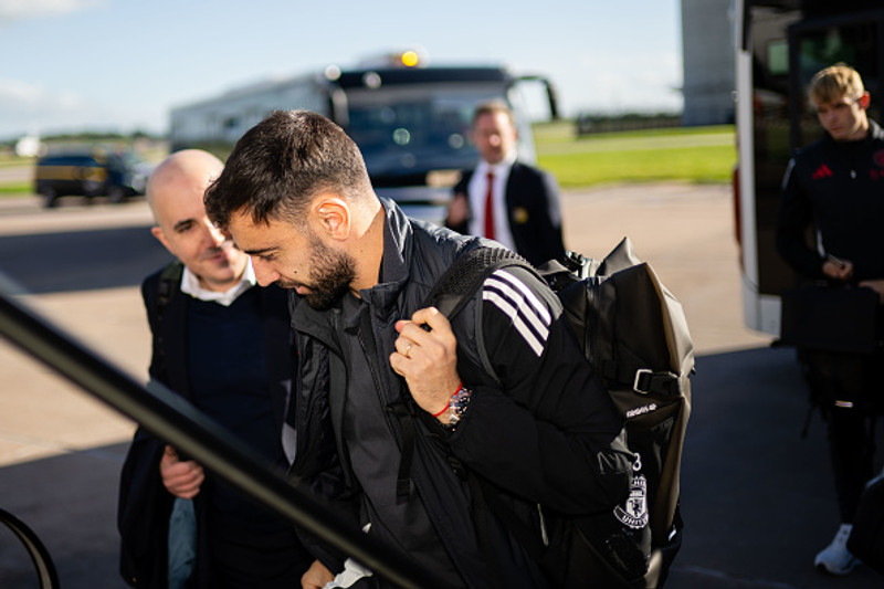 Bruno Fernandes á leið upp í flugvélina frá Loftleiðum sem flaug með liðið til Porto.