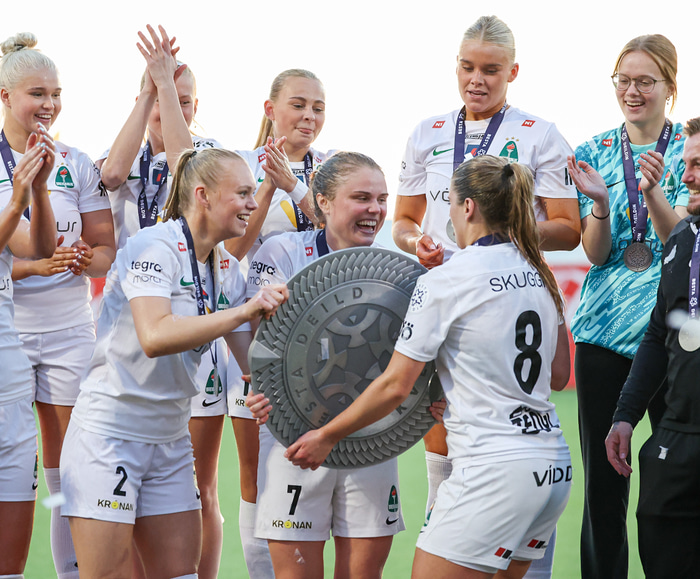Agla María fyrir miðri mynd með skjöldinn góða